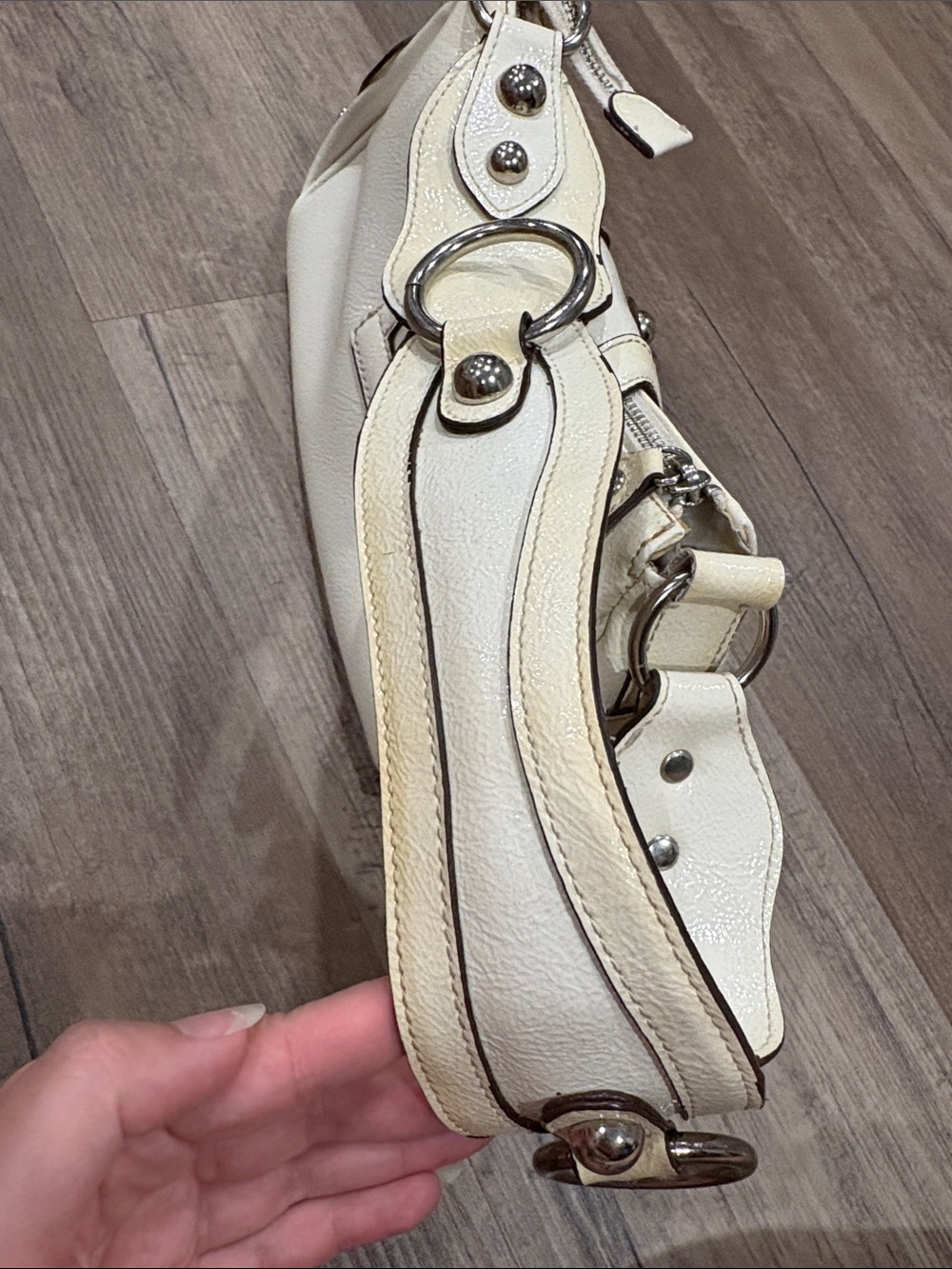 Y2K Guess Cream and White Leather Shoulder Bag with Silver Accents - Picture 3 of 13